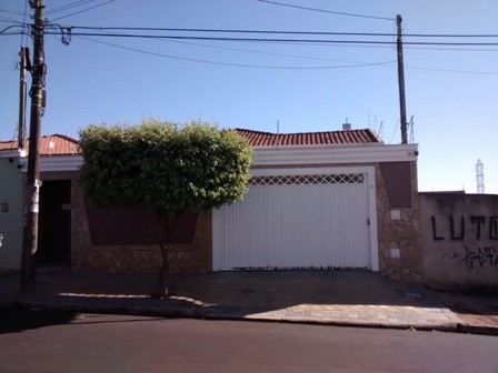 Casa à venda com 3 quartos, 185m² - Foto 1