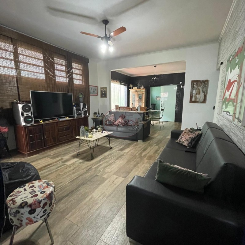 Casa à venda e aluguel com 3 quartos, 250m² - Foto 1